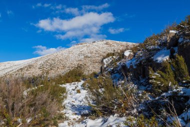 Portekiz 'deki Serra do Geres doğal parkında karlı kış manzarası.