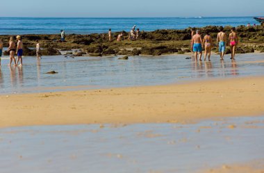 Albufeira 'daki ünlü Olhos de Agua plajındaki insanlar. Bu plaj Algarve 'nin ünlü turistik bölgesinin bir parçasıdır..