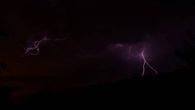 Geres Ulusal Parkı, Amares, Portekiz üzerinde bir akşam fırtınası sırasında şimşekler çakıyor.