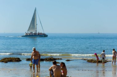 Albufeira 'daki ünlü Olhos de Agua plajındaki insanlar. Bu plaj Algarve 'nin ünlü turistik bölgesinin bir parçasıdır..