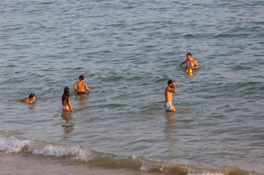 Albufeira 'daki ünlü Olhos de Agua plajındaki insanlar. Bu plaj Algarve 'nin ünlü turistik bölgesinin bir parçasıdır..