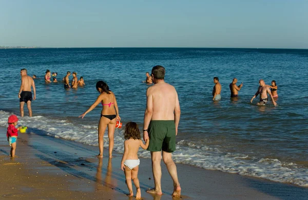 Albufeira Portugal Människor Den Berömda Stranden Olhos Agua Albufeira Denna — Stockfoto