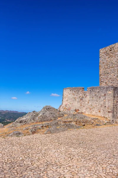 美しい緑の風景を持つ山の上にマルバオ城 Alentejo ポルトガル — ストック写真