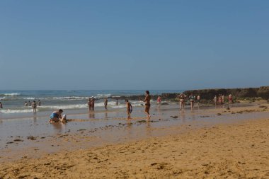 Albufeira 'daki ünlü Olhos de Agua plajındaki insanlar. Bu plaj Algarve 'nin ünlü turistik bölgesinin bir parçasıdır..