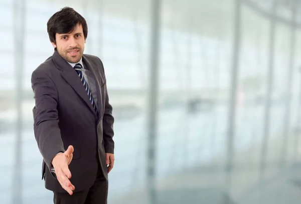 Homem Negócios Terno Oferecendo Para Apertar Mão Escritório — Fotografia de Stock