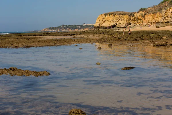 Albufeira Portugal Mensen Aan Het Beroemde Strand Van Olhos Agua — Stockfoto