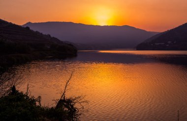 Douro Nehri Vadisi, gün batımında Portekiz 'in kuzeyinde.