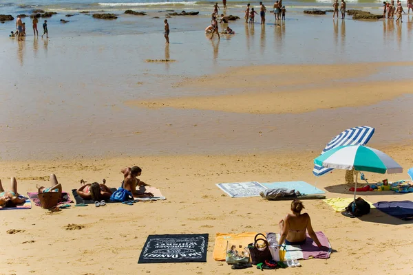 Albufeira Portogallo Persone Sulla Famosa Spiaggia Olhos Agua Albufeira Questa — Foto Stock