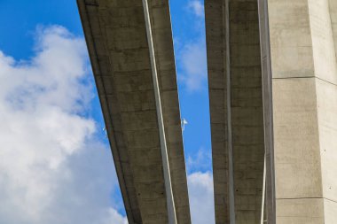 Portekiz 'in kuzeyinde, aşağıdan beton köprü.