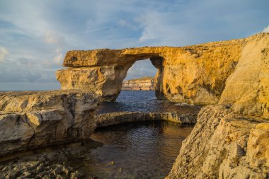 Gök Pencere, doğal bir kaya kemeri, batı kıyısı, Gozo Adası, Malta
