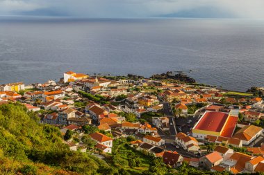 Sao Jorge Adası 'ndaki Velas Pico Adası, Azores, Portekiz manzaralı.