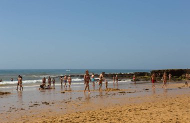Albufeira 'daki ünlü Olhos de Agua plajındaki insanlar. Bu plaj Algarve 'nin ünlü turistik bölgesinin bir parçasıdır..