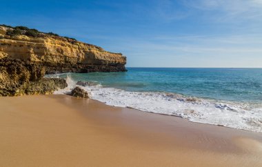 Praia da Marinha 'nın ünlü plajı. Bu plaj Algarve 'nin ünlü turistik bölgesinin bir parçasıdır..