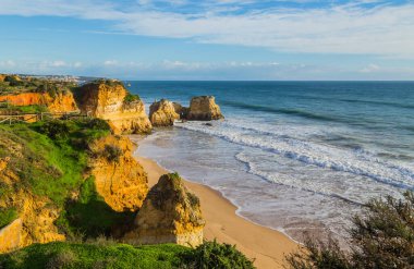 Portimao yakınlarındaki güzel boş sahil, Algarve, Portekiz