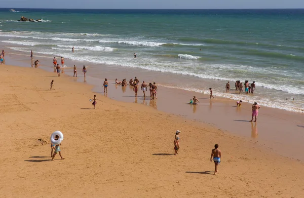 Albufeira Portugal Menschen Berühmten Strand Von Olhos Agua Albufeira Dieser — Stockfoto