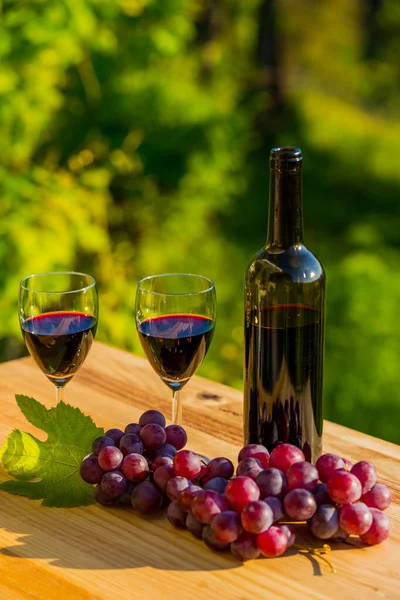 Garrafa Vinho Uvas Mesa Madeira Livre — Fotografia de Stock