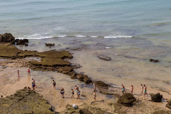 Albufeira Portugal Menschen Berühmten Strand Von Olhos Agua Albufeira Dieser — Stockfoto