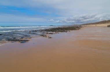 Portekiz, Alentejo 'da güzel boş bir sahil.
