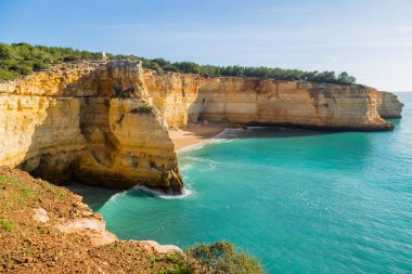Algarve, Lagoa, Portekiz 'in sahil kayalıkları