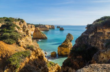 Algarve, Lagoa, Portekiz 'in sahil kayalıkları