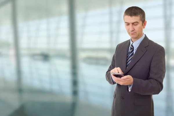 Besorgter Geschäftsmann Telefon Büro — Stockfoto