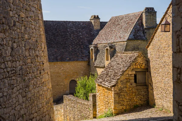 Den Medeltida Staden Beynac Reser Sig Kalkstensklippa Ovanför Floden Dordogne — Stockfoto