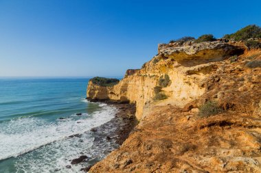 Algarve, Lagoa, Portekiz 'in sahil kayalıkları