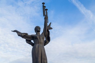 Minsk, Belarus: Anavatanın zafer ve özgürlük sembolü. Minsk City Obelisk yakınlarındaki kadın heykeli. Başkentteki büyük Vatansever Savaş Anıtı
