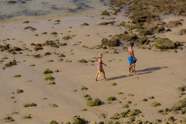 Albufeira 'daki ünlü Olhos de Agua plajındaki insanlar. Bu plaj Algarve 'nin ünlü turistik bölgesinin bir parçasıdır..