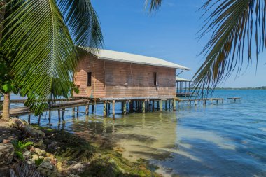 Karayipler 'deki deniz aşırı evlerde tahta iskeleler, Bocas del Toro, Panama