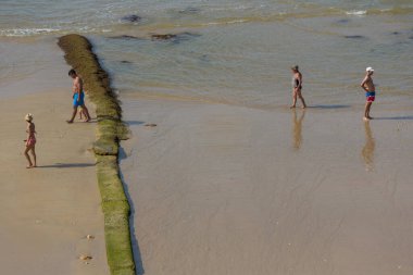 Albufeira 'daki ünlü Olhos de Agua plajındaki insanlar. Bu plaj Algarve 'nin ünlü turistik bölgesinin bir parçasıdır..