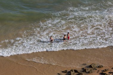 Albufeira 'daki Praia da Felesia' nın ünlü plajındaki insanlar. Bu plaj Algarve 'nin ünlü turistik bölgesinin bir parçasıdır..