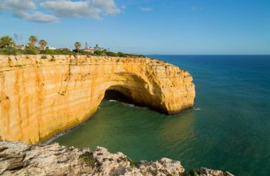 Algarve, Lagoa, Portekiz 'in sahil kayalıkları