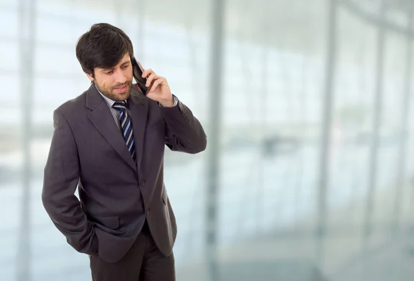 Glücklicher Geschäftsmann Telefon Büro — Stockfoto