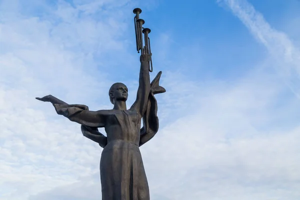 Mińsk Białoruś Pomnik Ojczyzny Symbolem Zwycięstwa Wolności Posąg Kobiety Pobliżu — Zdjęcie stockowe