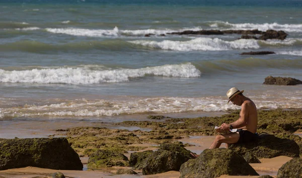 Albufeira ポルトガル アルブフェイラのオルホス アグアの有名なビーチの男 このビーチはアルガルヴェの有名な観光地の一部です — ストック写真