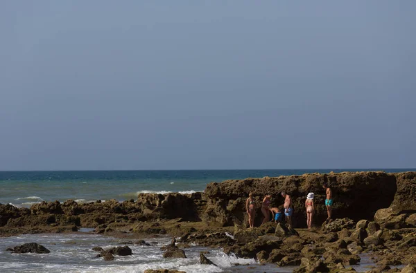Albufeira Portugalia Ludzie Słynnej Plaży Olhos Agua Albufeira Znajduje Się — Zdjęcie stockowe