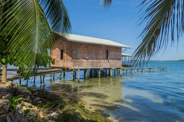 パナマのボカス Bocas Del Toro の木のドックがあるカリブ海の家 — ストック写真