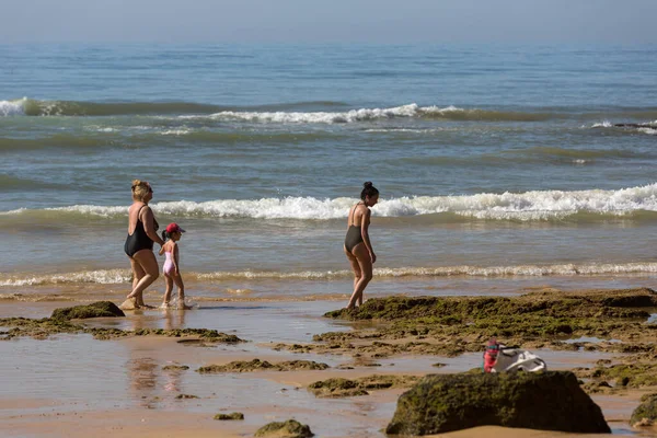 Albufeira Португал Люди Знаменитому Пляжі Ольхос Агуа Альбуфейрі Цей Пляж — стокове фото