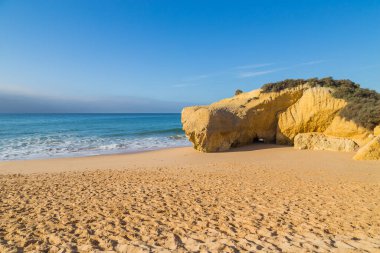 Portimao yakınlarındaki güzel boş sahil, Algarve, Portekiz