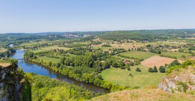 Domme, Aquitane, Fransa 'dan Dordogne Vadisi' nin üzerinden