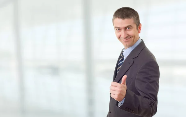 Glücklicher Geschäftsmann Der Büro Den Daumen Nach Oben Hebt — Stockfoto