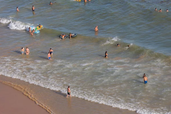 Albufeira Portugalia Ludzie Słynnej Plaży Praia Felesia Albufeira Znajduje Się — Zdjęcie stockowe