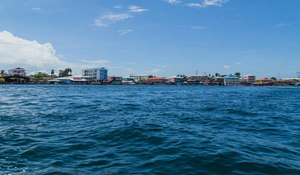 Bocas Del Toro Panama Kolorowe Budynki Karaibach Nad Wodą Łodziami — Zdjęcie stockowe