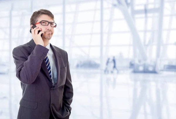 Junger Geschäftsmann Telefon Büro — Stockfoto