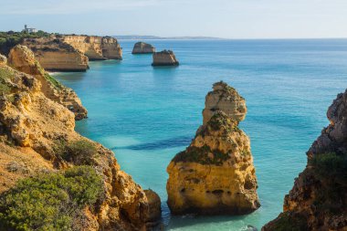 Praia da Marinha 'nın ünlü sahilinde dalgalar. Bu plaj Algarve 'nin ünlü turistik bölgesinin bir parçasıdır..
