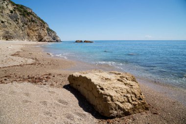 Portekiz, Sesimbra 'daki Arrabida Doğal Parkı' ndaki cennet plajı.