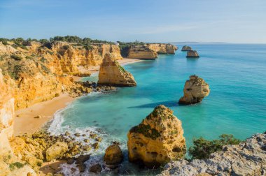Algarve, Lagoa, Portekiz 'in sahil kayalıkları