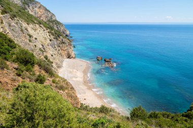 Portekiz, Sesimbra 'daki Arrabida Doğal Parkı' ndaki cennet plajı.