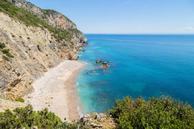 Portekiz, Sesimbra 'daki Arrabida Doğal Parkı' ndaki cennet plajı.